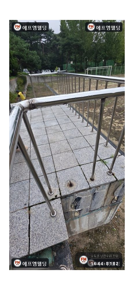 계단 난간 보수 층별 브래킷 재부착 새 앵커 시공 수리 시공 사진 6