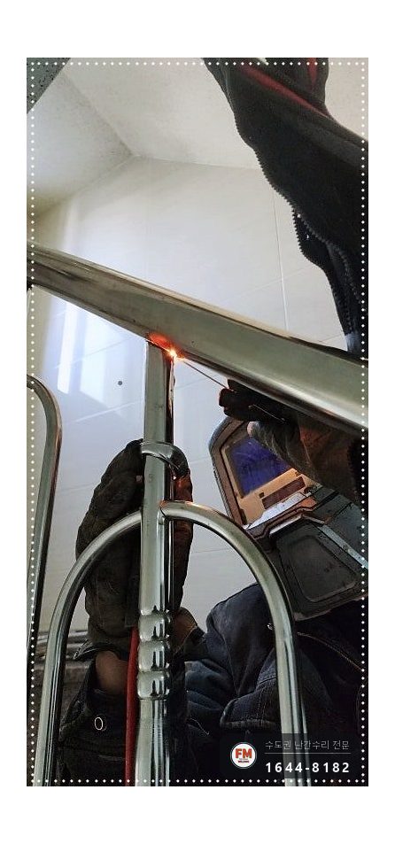 계단 난간 손잡이 수리 동자 다시 붙이고 가접 자리 비드 보강 용접 시공 사진 9