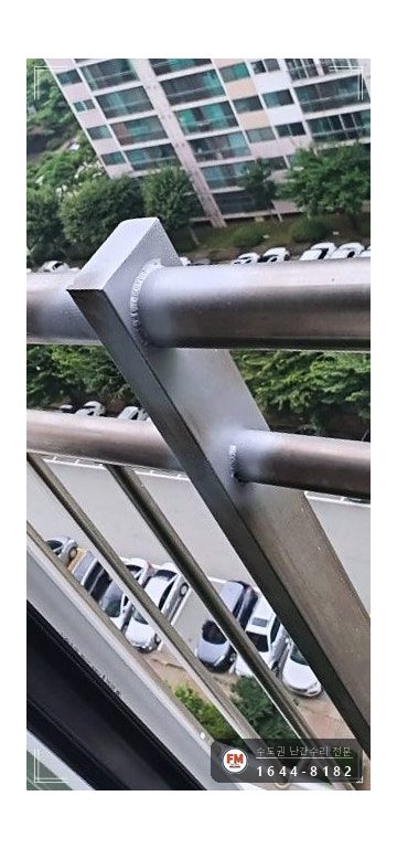 베란다 난간 기둥 틈 없애고 직각 맞춰 용접 수리 코팅 시공 사진 12