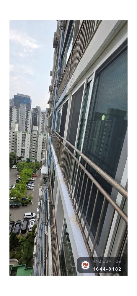 베란다 난간 보강 ㄱ자 패스너 토크렌치로 고르게 조여 양쪽 용접 시공 사진 11