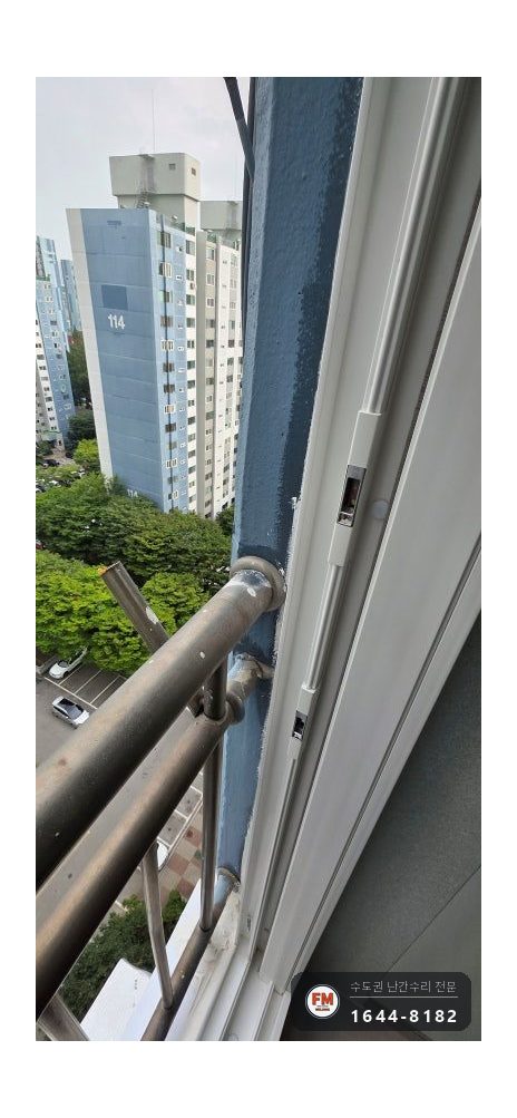 베란다 난간 보강 ㄱ자 패스너 토크렌치로 고르게 조여 양쪽 용접 시공 사진 15