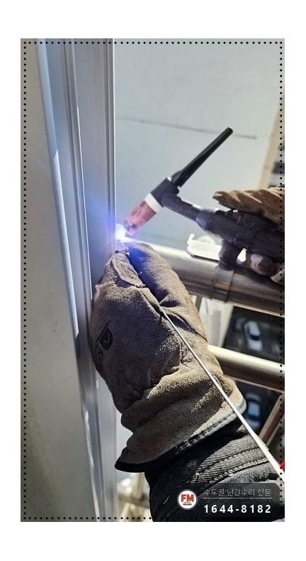 베란다 난간 보수 오래된 용접부 패스너 반도 이중 보강 수리 시공 사진 6