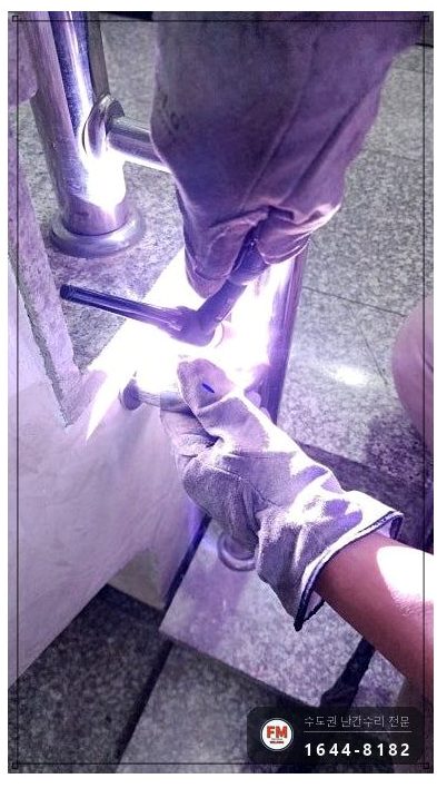 빌라 계단 손잡이 수리 벽 앵커 새로 박고 서포트 세워 본접 용접 시공 사진 8