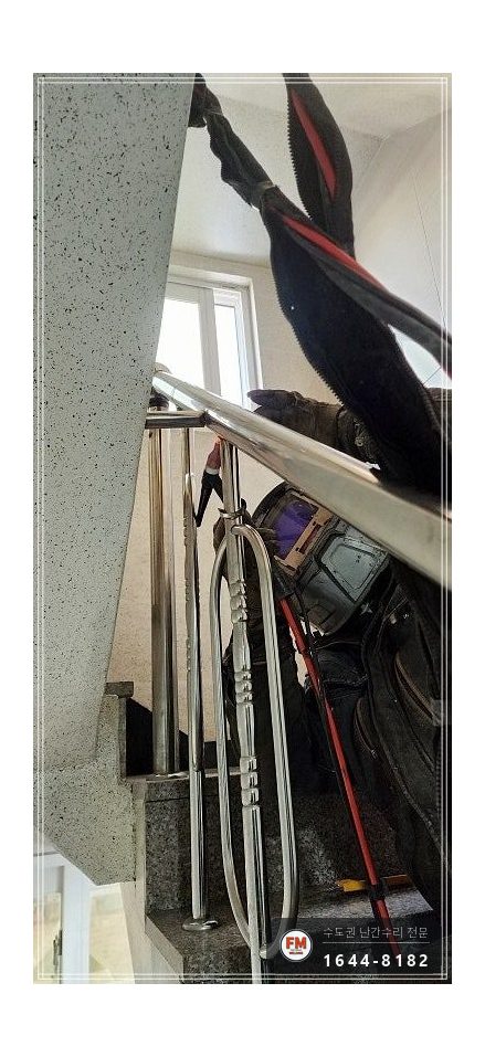 빌라 난간 수리 빠진 동자 파이프로 만들어 보호캡 씌워 용접 시공 사진 6