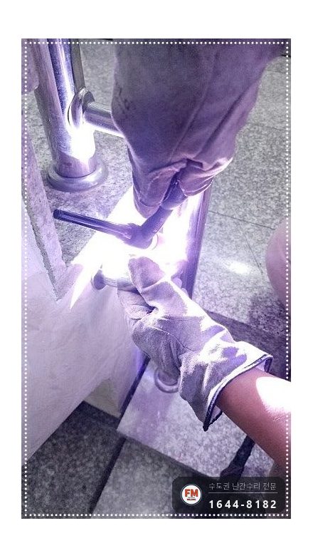 빌라 핸드레일 수리 L자 받침대 덧대고 보호캡 스텐 코팅제 마감 용접 시공 사진 7