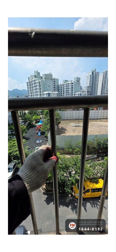 실외기 난간 용접 유격 간살 표시 후 면 다듬어 위아래 나눠 보수 시공 사진 8