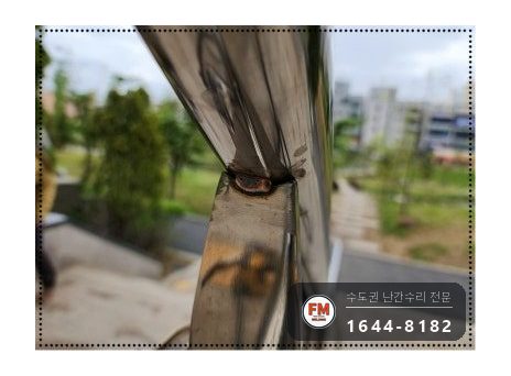 아파트 야외 계단 난간 수리 손잡이 제자리 지지 기둥 추가 버핑 시공 사진 12