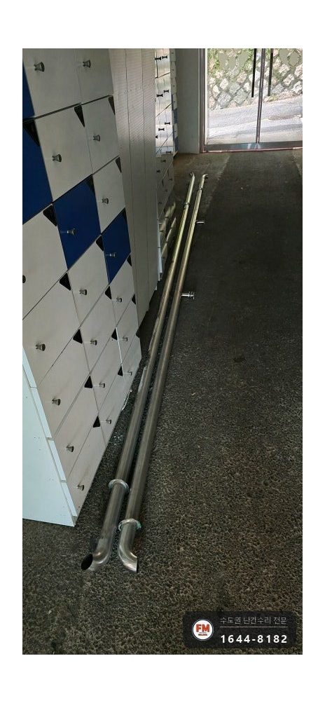 학교 계단 난간 설치 기울기 재서 스틸 파이프 자르고 용접 시공 사진 4