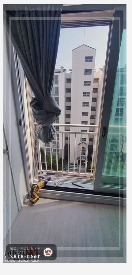 난간 보수 부식된 브래킷 떼고 아연도금 패스너 물려 수리 용접