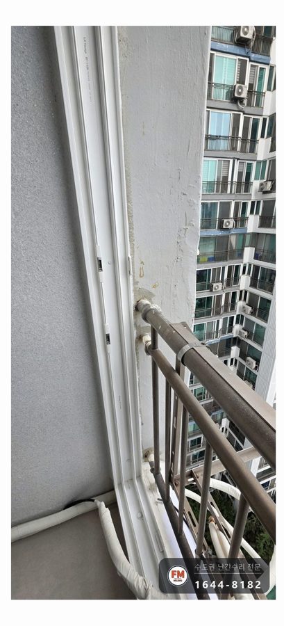 베란다 난간 보강 ㄱ자 패스너 토크렌치로 고르게 조여 양쪽 용접