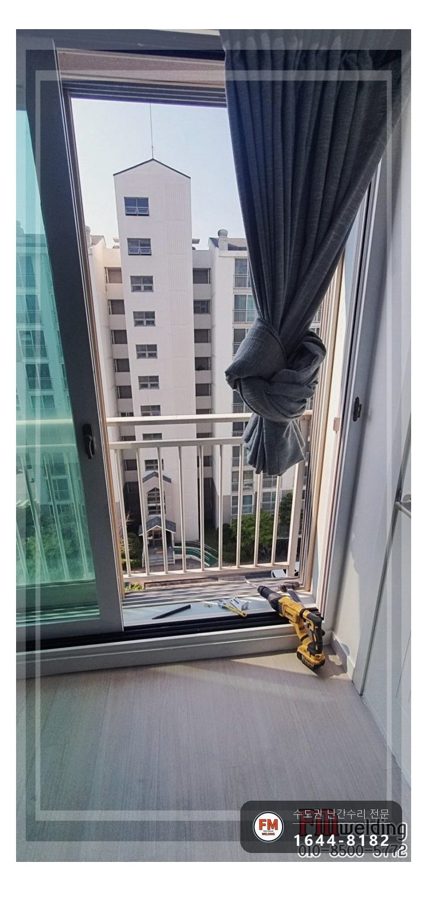 난간 보수 부식된 브래킷 떼고 아연도금 패스너 물려 수리 용접