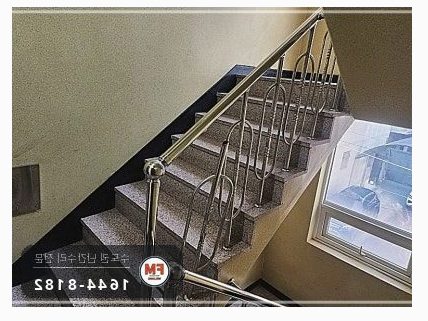 신축 건물 계단 난간대 수리 내려앉은 윗파이프 비드 겹쳐 보강 용접