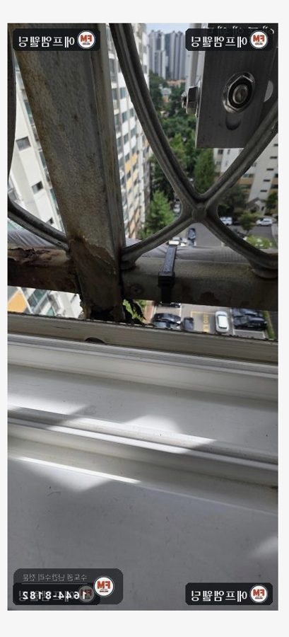 베란다 철 난간대 보수 기둥 아래 앵커 자리 옮겨 새로 고정