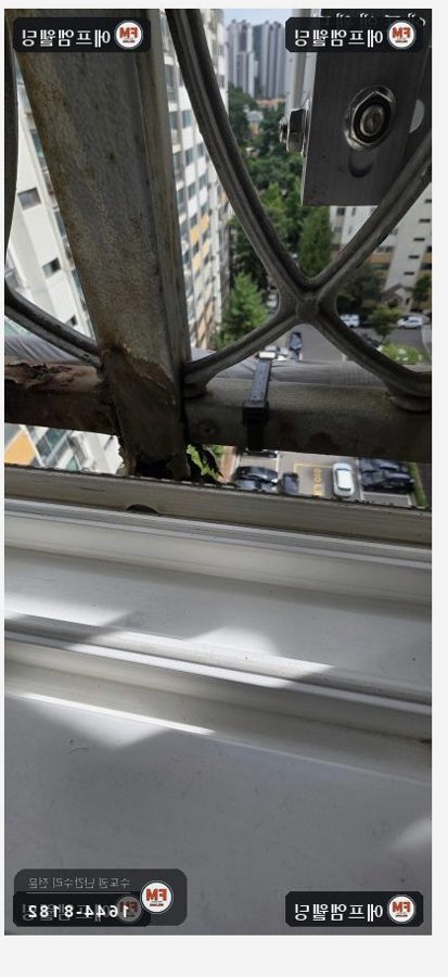 베란다 철 난간대 보수 기둥 아래 앵커 자리 옮겨 새로 고정