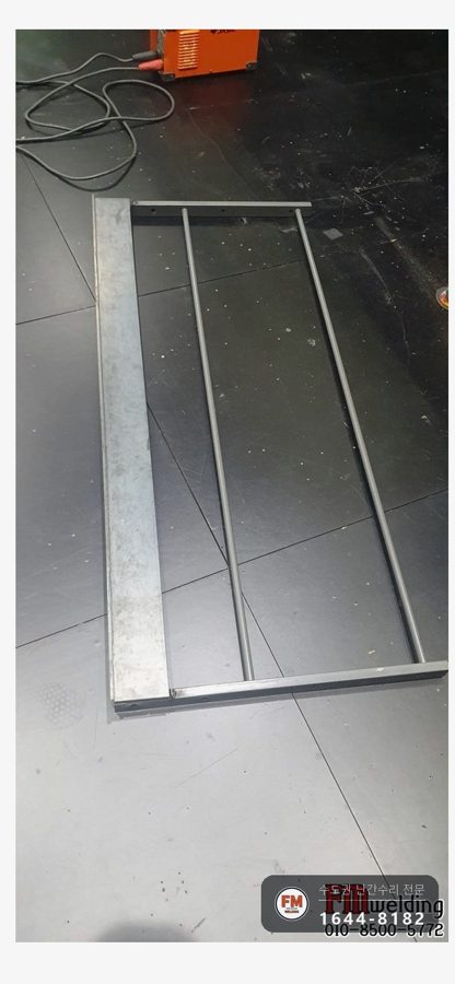 공연장 조립식 난간대 용접 수리 옆면까지 24개 보수