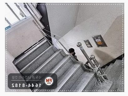 빌라 계단 손잡이 수리 파이프 잘라 기둥 세우고 벽 앵커 미그 용접