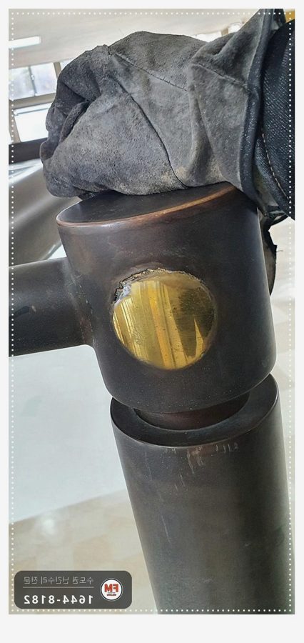 학교 황동 난간대 용접 수리 빠진 손잡이 제자리에 비드 두껍게