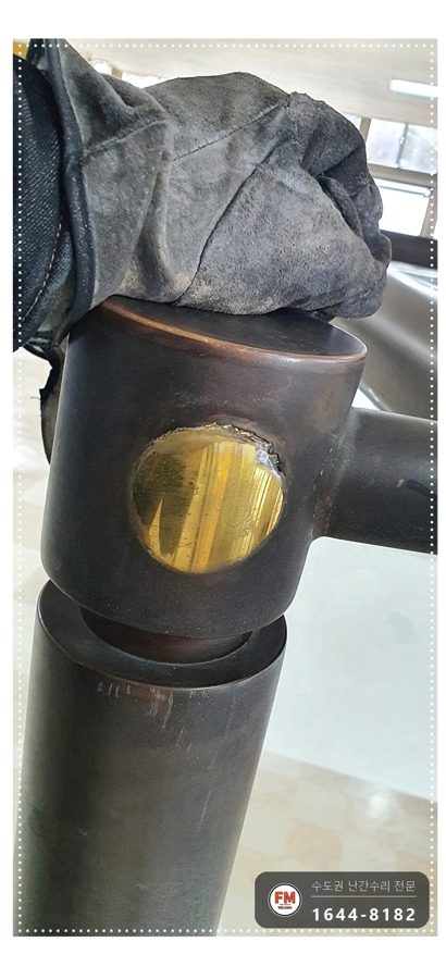 학교 황동 난간대 용접 수리 빠진 손잡이 제자리에 비드 두껍게