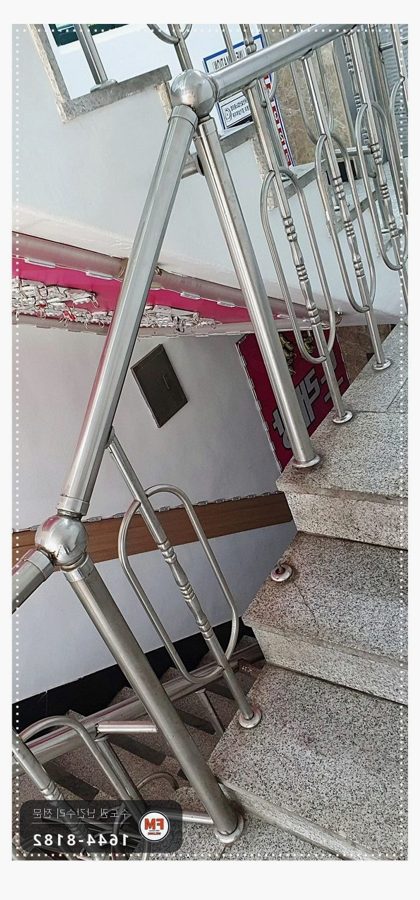 상가 계단 손잡이 수리 없어진 동자 채우고 3층 구간 교체 앵커 용접