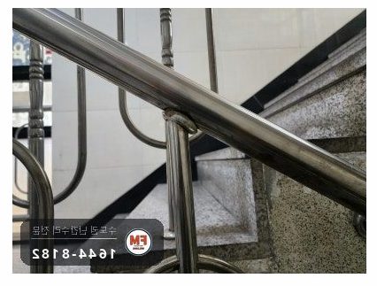 빌라 계단 난간 수리 비뚤어진 앵커 다시 뚫어 팽창형 삼각 보강 용접