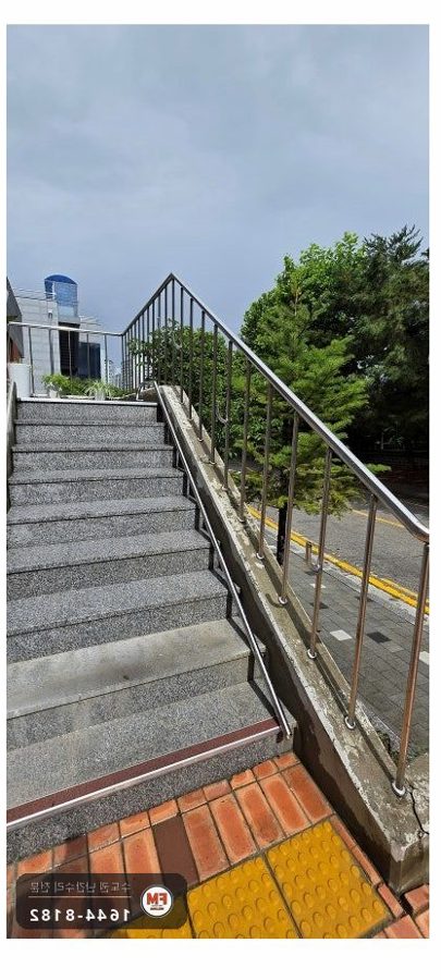 복지관 계단 난간 수리 끊긴 간살 깊게 용접 보조 손잡이 다시 고정
