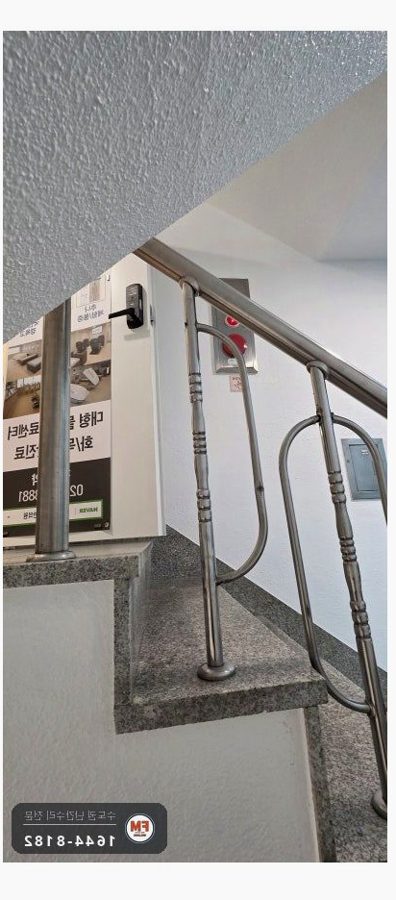 상가 계단난간 보수 하부 앵커 새로 심고 평철 보강판 용접