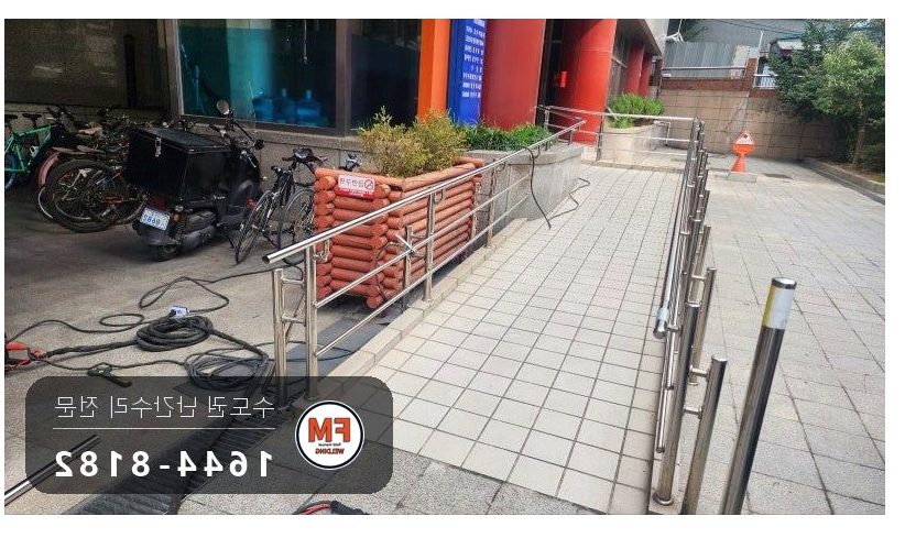 경사로 장애인 핸드레일 수리 휜 구간 잘라 새로 재단 가용접