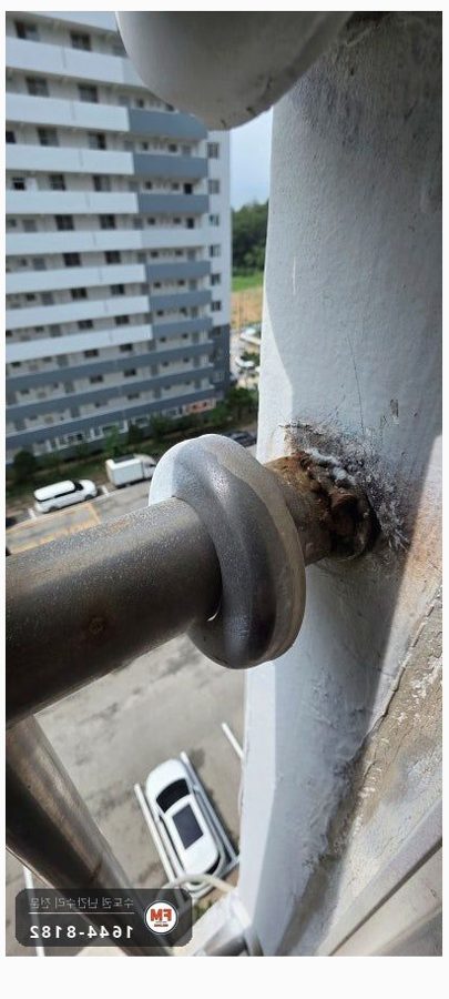 고층 발코니 난간 수리 녹슨 용접부 새로 붙이고 패스너 보강