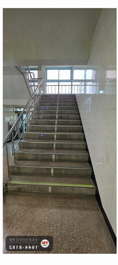 학교 계단 난간 설치 기울기 재서 스틸 파이프 자르고 용접