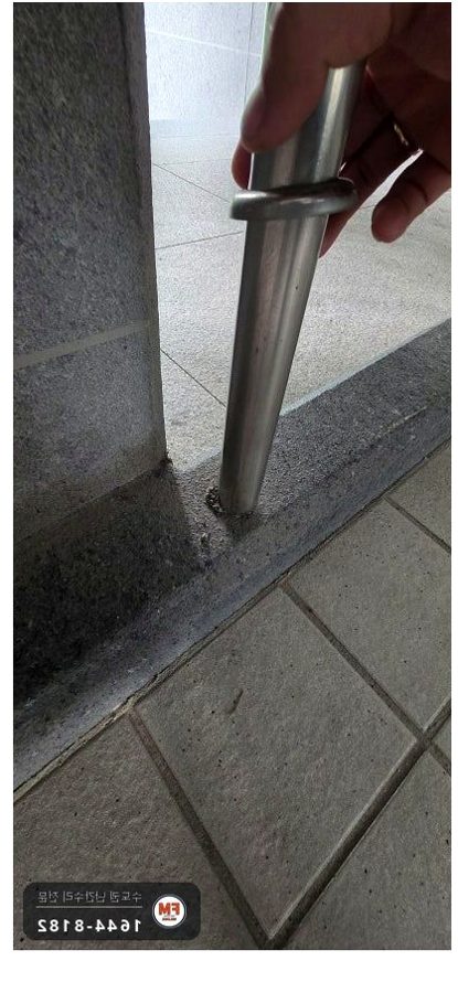 새 단지 난간대 수리 부서진 동자 갈고 옛 용접 걷어 보강판 용접
