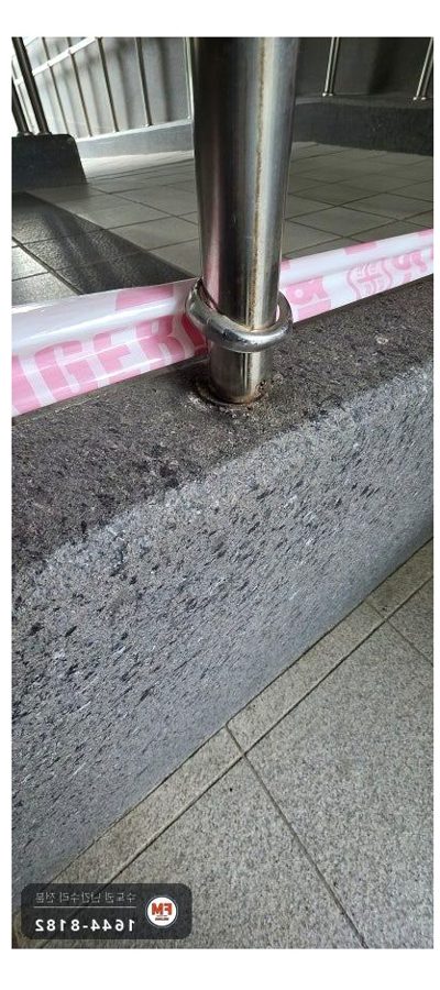 새 단지 난간대 수리 부서진 동자 갈고 옛 용접 걷어 보강판 용접