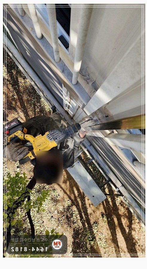 발코니 난간 수리 없어진 가운데 기둥 두꺼운 스텐으로 끼워 용접