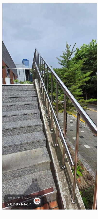 복지관 계단 난간 수리 끊긴 간살 깊게 용접 보조 손잡이 다시 고정