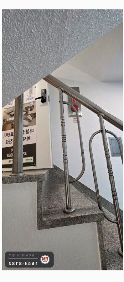 상가 계단난간 보수 하부 앵커 새로 심고 평철 보강판 용접