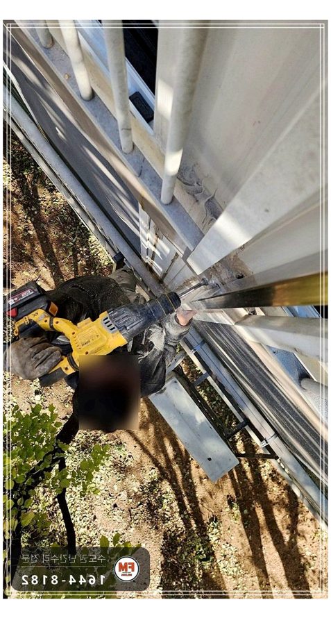 발코니 난간 수리 없어진 가운데 기둥 두꺼운 스텐으로 끼워 용접