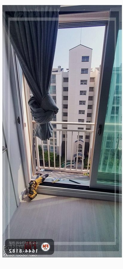 난간 보수 부식된 브래킷 떼고 아연도금 패스너 물려 수리 용접