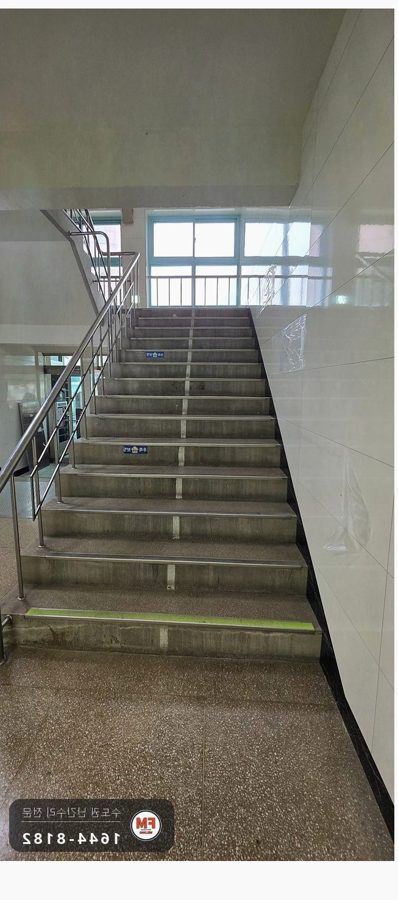 학교 계단 난간 설치 기울기 재서 스틸 파이프 자르고 용접