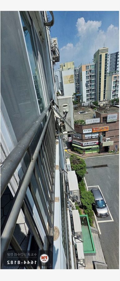 실외기 난간 용접 유격 간살 표시 후 면 다듬어 위아래 나눠 보수