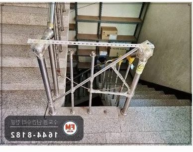상가 계단 난간 보수 임시 받침 걷고 부속 만들어 벽 보강대 용접