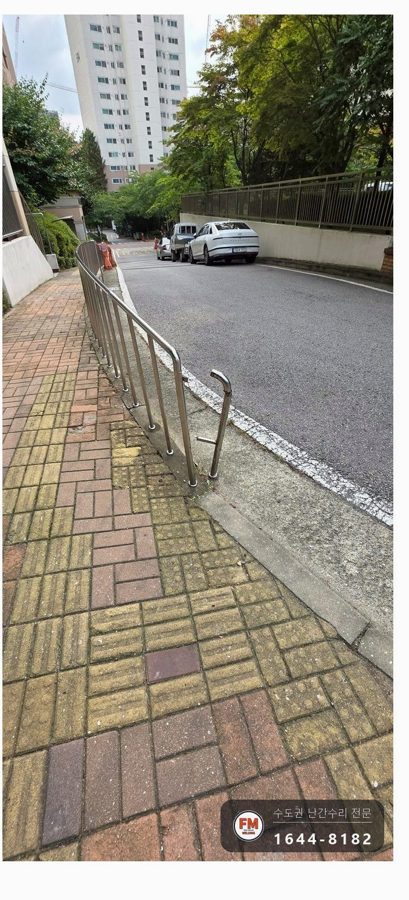 단지 스텐 난간 수리 꺾인 기둥 잘라 새로 세우고 다층 비드 용접