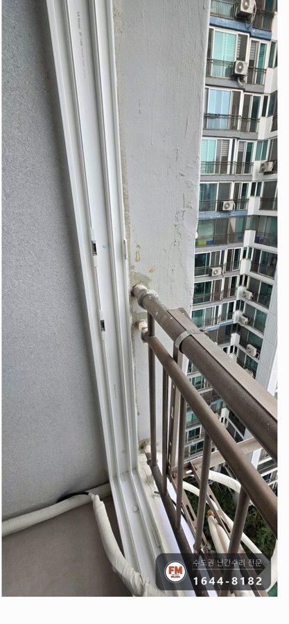 베란다 난간 보강 ㄱ자 패스너 토크렌치로 고르게 조여 양쪽 용접