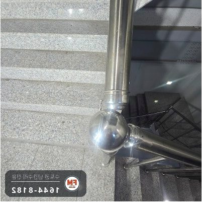 계단 난간 보수 불량 용접 갈아 내고 빠진 간살 다시 끼워 용접